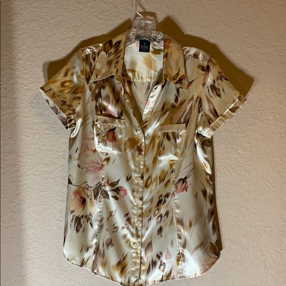 BCBG Generation button up top, sz M silky
